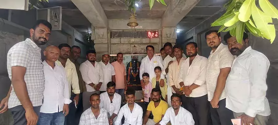 Koppal : हिंदू-मुस्लिम मित्रों ने भगवान गणेश की पूजा और अभिषेक किया Koppal : हिंदू-मुस्लिम मित्रों ने भगवान गणेश की पूजा और अभिषेक किया