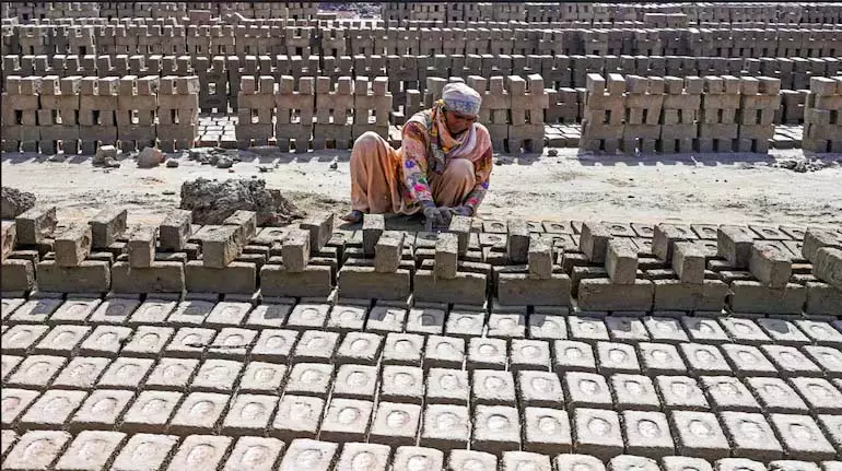 Pakistan के ईंट भट्टा मज़दूर दुर्व्यवहार, ऋण बंधन और हिंसा का शिकार हैं Pakistan के ईंट भट्टा मज़दूर दुर्व्यवहार, ऋण बंधन और हिंसा का शिकार हैं