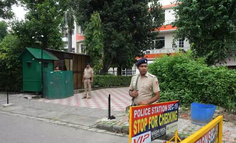 बम की अफवाह के बाद चंडीगढ़ में RSS कार्यालय की घेराबंदी बम की अफवाह के बाद चंडीगढ़ में RSS कार्यालय की घेराबंदी