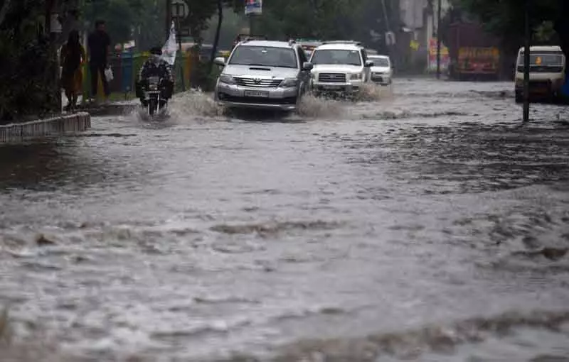 Ludhiana में बारिश से सड़कें अस्त-व्यस्त, जनजीवन प्रभावित Ludhiana में बारिश से सड़कें अस्त-व्यस्त, जनजीवन प्रभावित