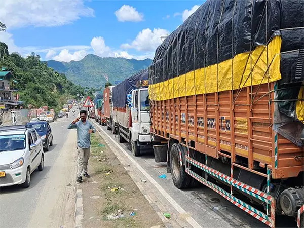 Chandigarh-मनाली राष्ट्रीय राजमार्ग पिछले तीन दिनों से बंद, सैकड़ों मालवाहक वाहन फंसे Chandigarh-मनाली राष्ट्रीय राजमार्ग पिछले तीन दिनों से बंद, सैकड़ों मालवाहक वाहन फंसे