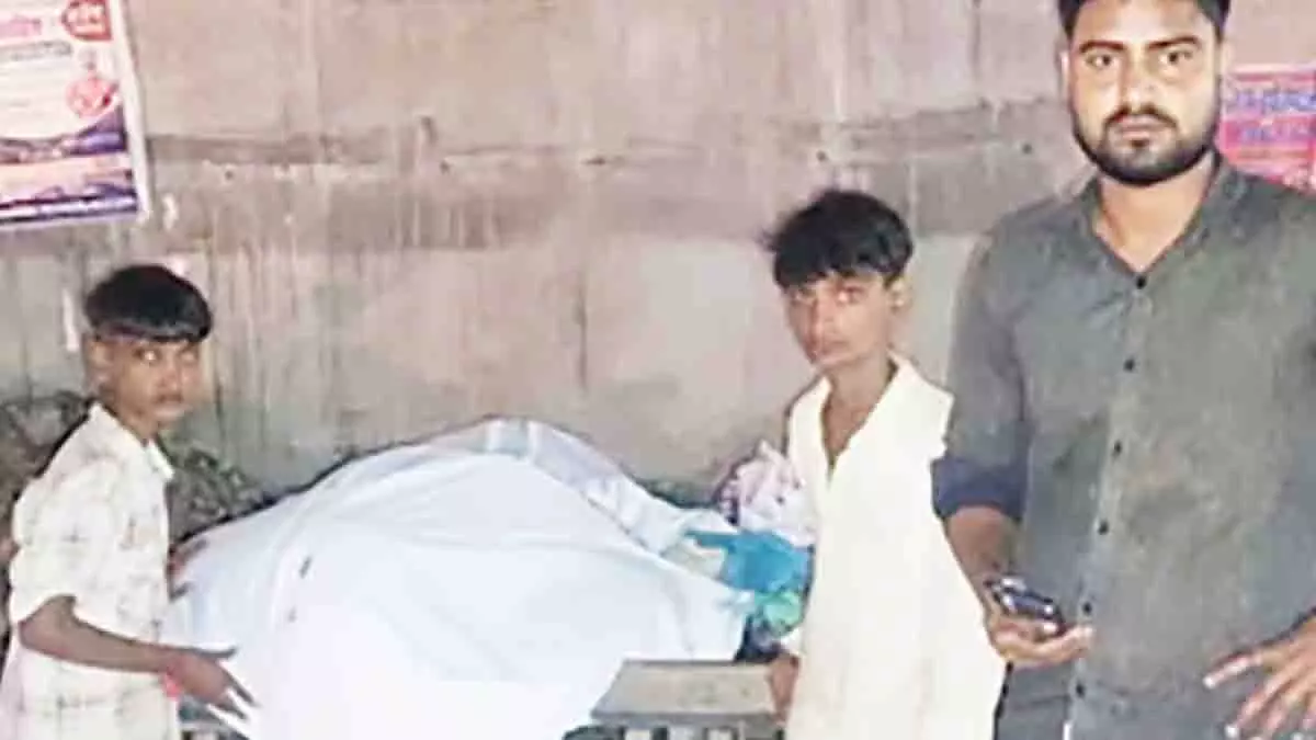 Uttar Pradesh: मदद के इंतज़ार में पिता के शव के साथ रहे दो नाबालिग Uttar Pradesh: मदद के इंतज़ार में पिता के शव के साथ रहे दो नाबालिग