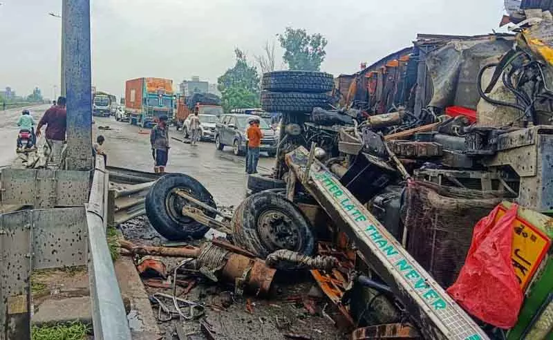 Ludhiana में शेरपुर चौक फ्लाईओवर के पास सेब से लदा ट्रक पलट गया Ludhiana में शेरपुर चौक फ्लाईओवर के पास सेब से लदा ट्रक पलट गया