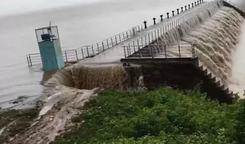 भारी जलप्रवाह के बाद Pocharam जलाशय का बांध कटाव करने लगा भारी जलप्रवाह के बाद Pocharam जलाशय का बांध कटाव करने लगा