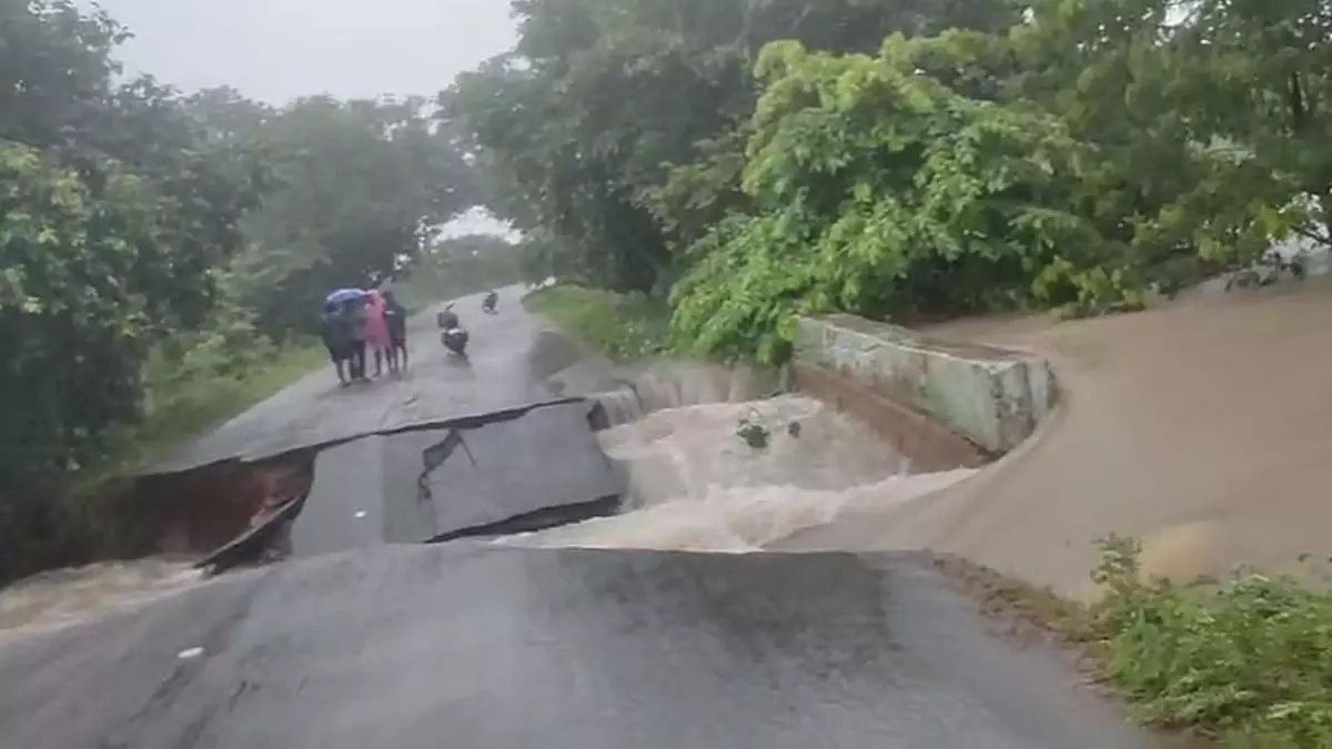 Telangana में भारी बारिश से तीन लोगों की मौत, 12 फंसे Telangana में भारी बारिश से तीन लोगों की मौत, 12 फंसे