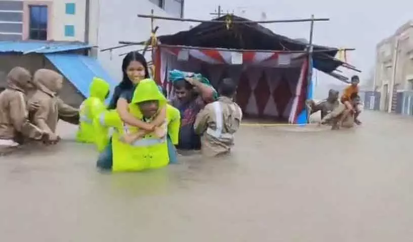 Kamareddy और मेडक के बाढ़ग्रस्त इलाकों से 350 छात्रों समेत 504 लोगों को बचाया गया Kamareddy और मेडक के बाढ़ग्रस्त इलाकों से 350 छात्रों समेत 504 लोगों को बचाया गया
