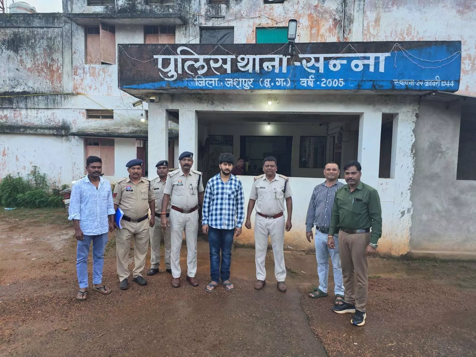 CG NEWS: ठगी के मामले में फरार आरोपी अंशु अग्रवाल गुमला से गिरफ्तार CG NEWS: ठगी के मामले में फरार आरोपी अंशु अग्रवाल गुमला से गिरफ्तार