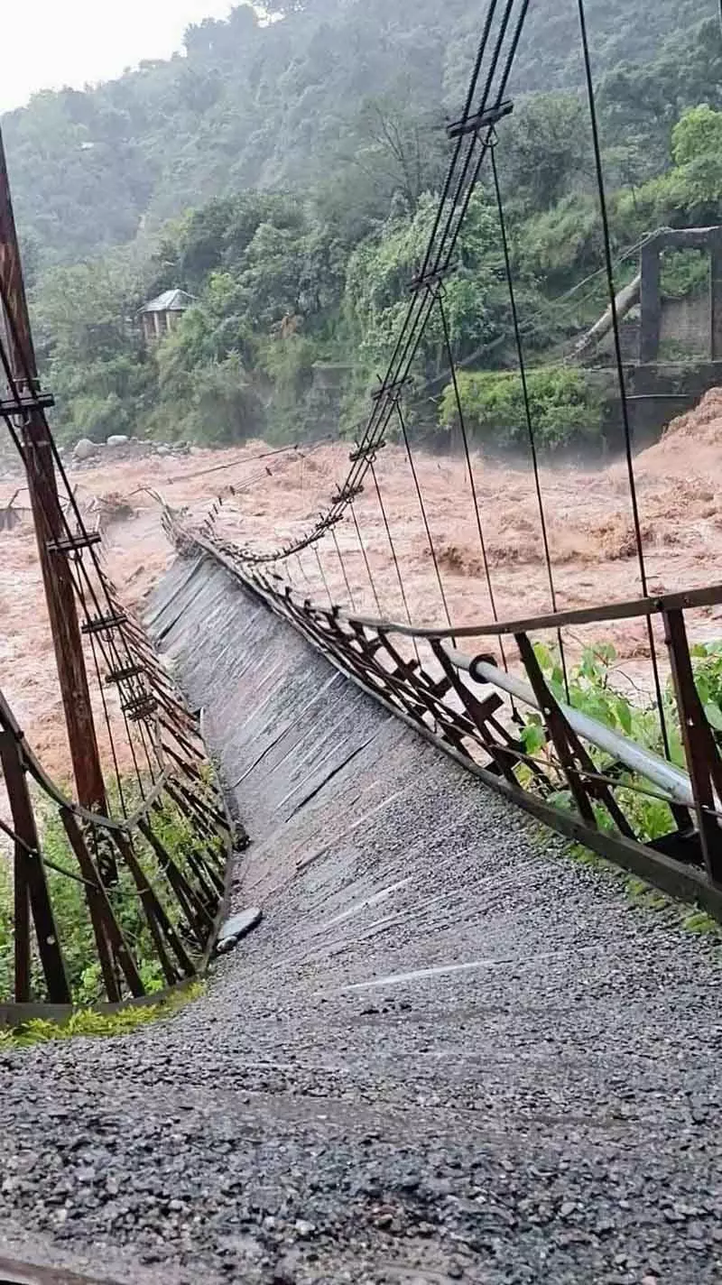 Himachal: गज्ज खड्ड उफान पर, कलसाई सस्पेंशन ब्रिज बह गया Himachal: गज्ज खड्ड उफान पर, कलसाई सस्पेंशन ब्रिज बह गया