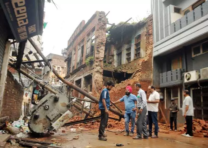 भारी बारिश के बीच Ajnala के मजीठ मंडी में इमारतें ढह गईं, 3 घायल भारी बारिश के बीच Ajnala के मजीठ मंडी में इमारतें ढह गईं, 3 घायल