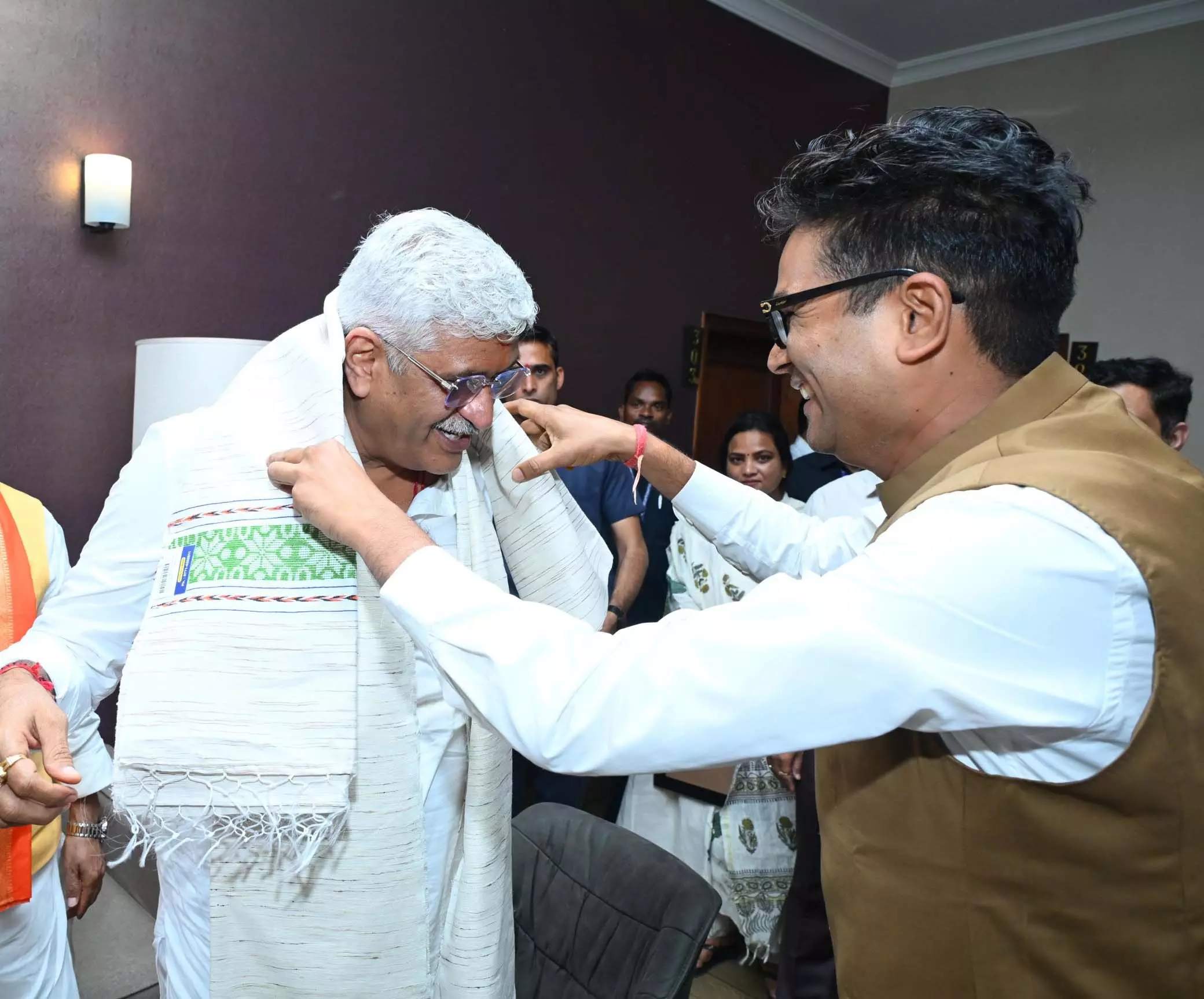 केंद्रीय मंत्री गजेन्द्र सिंह शेखावत का रायगढ़ आगमन, वित्तमंत्री ओपी चौधरी ने किया स्वागत केंद्रीय मंत्री गजेन्द्र सिंह शेखावत का रायगढ़ आगमन, वित्तमंत्री ओपी चौधरी ने किया स्वागत