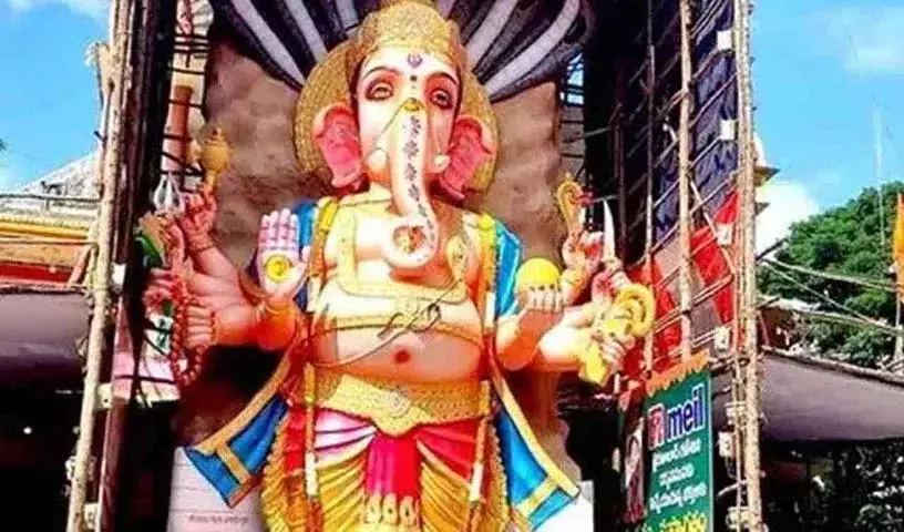Khairatabad गणेश कतार में गर्भवती महिला ने बच्चे को दिया जन्म Khairatabad गणेश कतार में गर्भवती महिला ने बच्चे को दिया जन्म