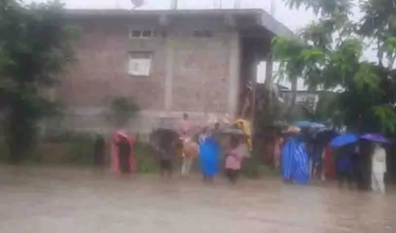 मेडक में बाढ़ में फंसे 12 लोग, NDRF के जवान जिले में पहुंचे मेडक में बाढ़ में फंसे 12 लोग, NDRF के जवान जिले में पहुंचे