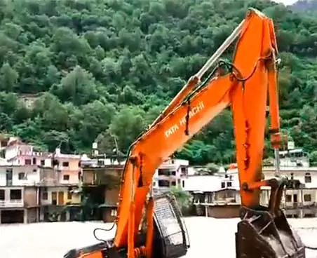 Uttarkashi में अस्थायी झील खाली करने का काम Uttarkashi में अस्थायी झील खाली करने का काम