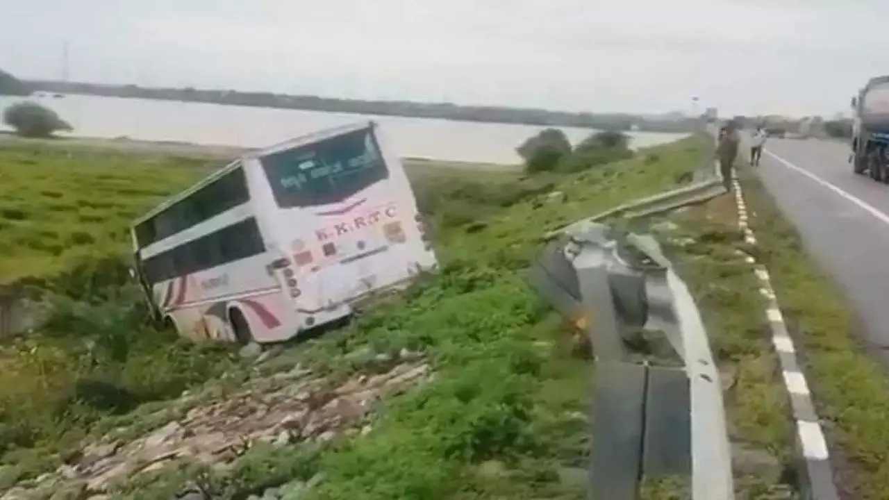 हैदराबाद-बेंगलुरु बस सड़क से उतरी, सभी यात्री सुरक्षित हैदराबाद-बेंगलुरु बस सड़क से उतरी, सभी यात्री सुरक्षित