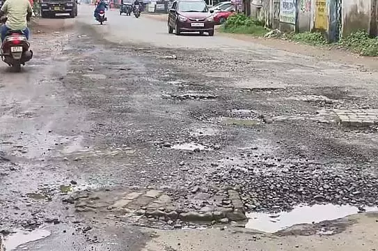 Kotulpur राज्य राजमार्ग 2 खंडहर में; दुर्घटनाएं बढ़ीं, स्थानीय लोग गुस्से में Kotulpur राज्य राजमार्ग 2 खंडहर में; दुर्घटनाएं बढ़ीं, स्थानीय लोग गुस्से में