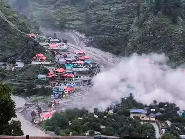 Uttarakhand: धराली-हरसिल में हवाई राहत अभियान जारी Uttarakhand: धराली-हरसिल में हवाई राहत अभियान जारी