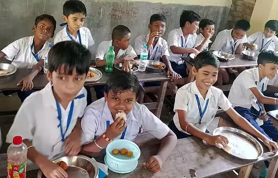 चिलचिलाती दोपहर: ताड़ के पत्ते और पित्ता वृक्ष बच्चों को शांत करने में नाकाम चिलचिलाती दोपहर: ताड़ के पत्ते और पित्ता वृक्ष बच्चों को शांत करने में नाकाम
