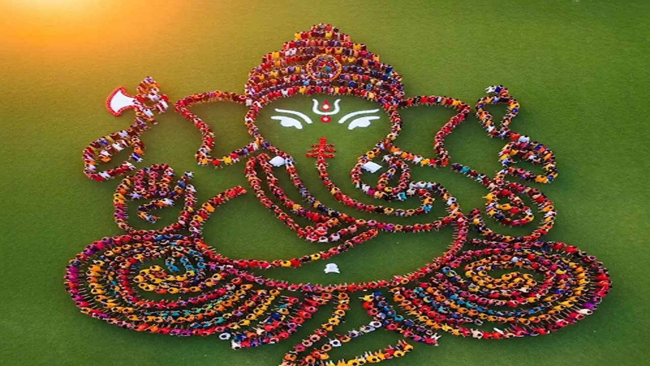 मानव श्रृंखला से बनाई भगवान गणेश की भव्य प्रतिकृति मानव श्रृंखला से बनाई भगवान गणेश की भव्य प्रतिकृति