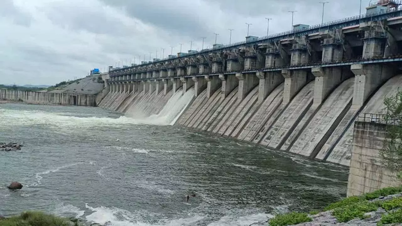 मिड मैनैर रिजर्वॉयर से भारी जलस्तर के चलते पानी छोड़ा गया मिड मैनैर रिजर्वॉयर से भारी जलस्तर के चलते पानी छोड़ा गया