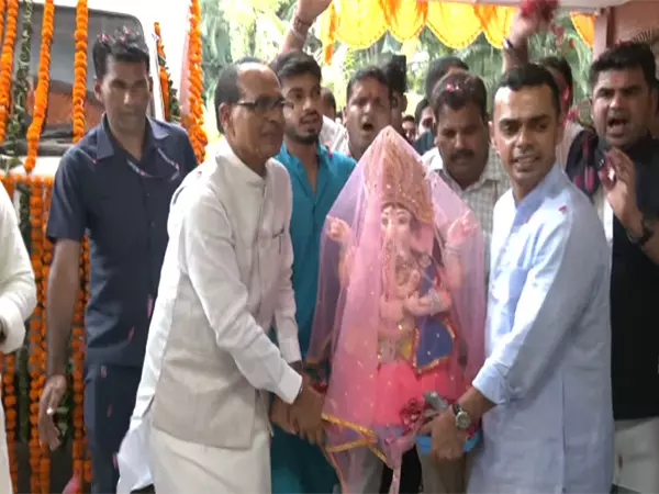 Bhopal: शिवराज सिंह चौहान ने भगवान गणेश का किया स्वागत Bhopal: शिवराज सिंह चौहान ने भगवान गणेश का किया स्वागत