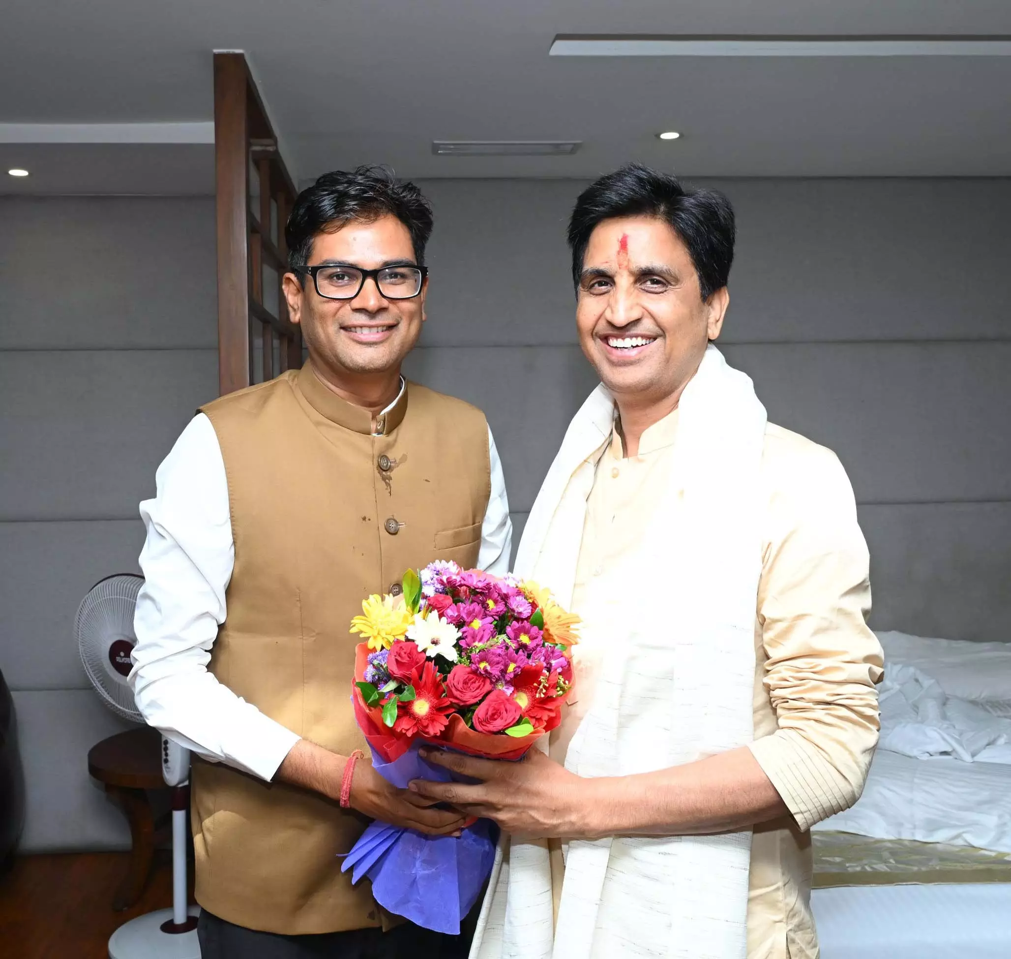 चक्रधर समारोह में मंत्री ओपी चौधरी ने किया कवि डॉ. कुमार विश्वास का आत्मीय स्वागत चक्रधर समारोह में मंत्री ओपी चौधरी ने किया कवि डॉ. कुमार विश्वास का आत्मीय स्वागत