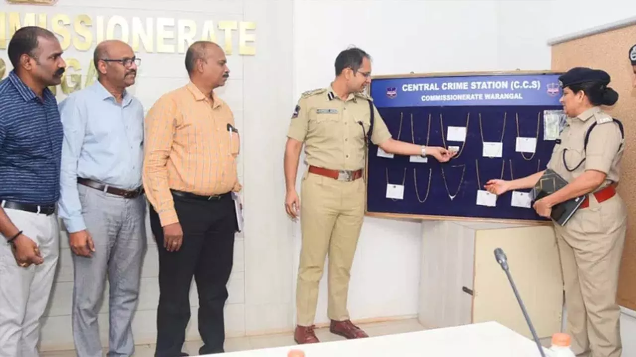 Warangal में महिला लक्षित चेन स्नैचर गिरफ्तार, 237 ग्राम सोने के आभूषण बरामद Warangal में महिला लक्षित चेन स्नैचर गिरफ्तार, 237 ग्राम सोने के आभूषण बरामद