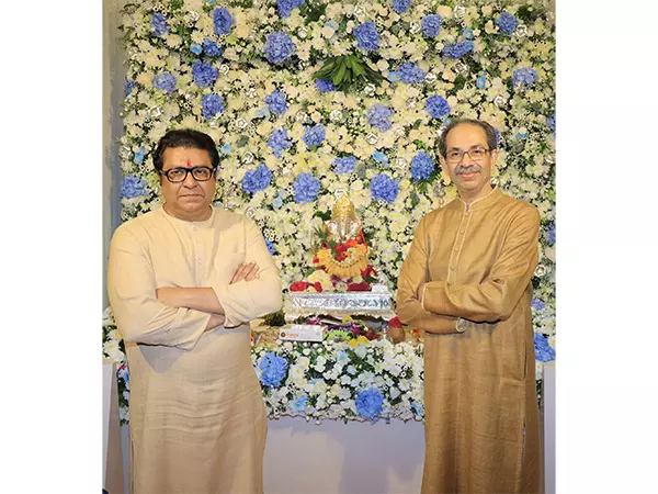 गठबंधन की सुगबुगाहट के बीच गणेश चतुर्थी पर उद्धव ने राज ठाकरे से मुलाकात की गठबंधन की सुगबुगाहट के बीच गणेश चतुर्थी पर उद्धव ने राज ठाकरे से मुलाकात की