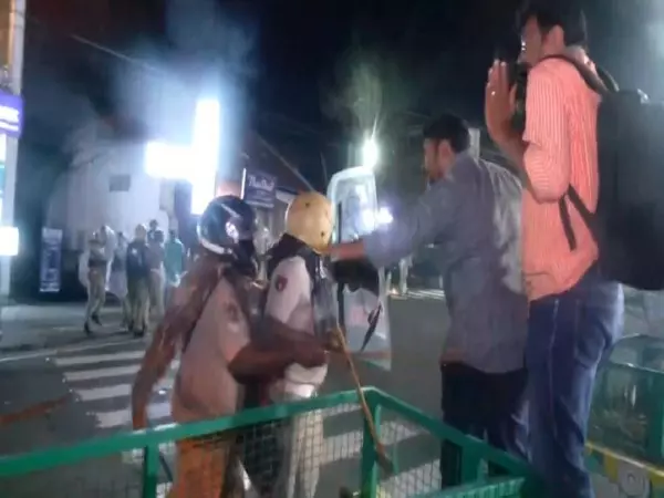 Kerala: युवा कांग्रेस कार्यकर्ताओं ने मुख्यमंत्री आवास तक मार्च किया, पुलिस ने किया लाठीचार्ज Kerala: युवा कांग्रेस कार्यकर्ताओं ने मुख्यमंत्री आवास तक मार्च किया, पुलिस ने किया लाठीचार्ज