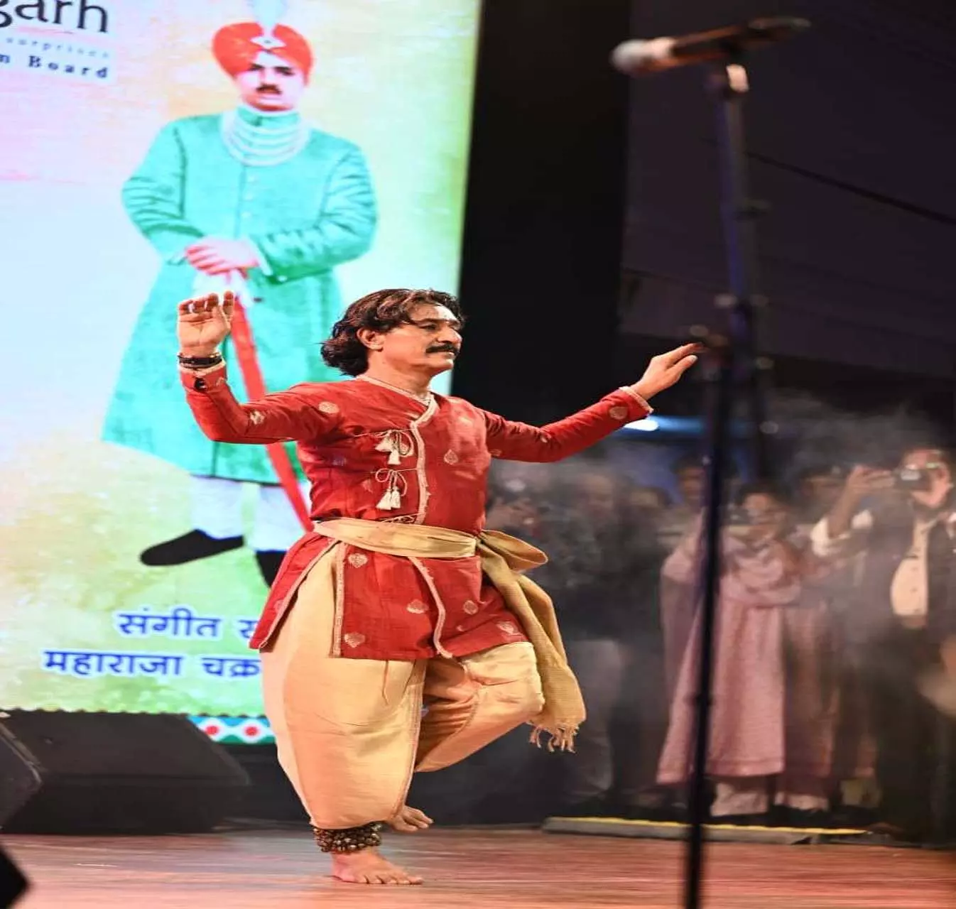 पंडित राजेंद्र गंगानी की कथक प्रस्तुति ने दर्शकों को किया मंत्रमुग्ध पंडित राजेंद्र गंगानी की कथक प्रस्तुति ने दर्शकों को किया मंत्रमुग्ध