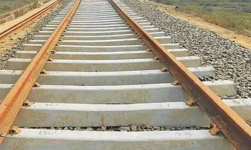 रेलवे ट्रैक में चल रही थी मरम्मत, स्टेशन मास्टर और ट्रैफिक कंट्रोलर ने ट्रेन को दे दी हरी झंडी