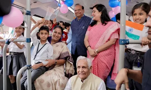 प्रदूषण रोकथाम: Delhi में 24 इलेक्ट्रिक स्कूल बसें रवाना प्रदूषण रोकथाम: Delhi में 24 इलेक्ट्रिक स्कूल बसें रवाना