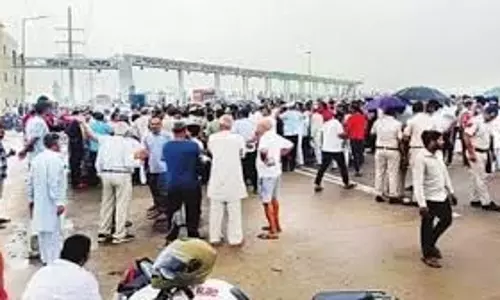 ग्रामीणों ने यूईआर-2 टोल प्लाजा को अवरुद्ध किया, शुल्क से छूट की मांग की