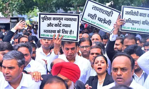 कांग्रेस नेता ने ‘काले कानून’ की निंदा की, तीस हजारी पर प्रदर्शनकारी वकीलों में शामिल हुए