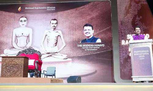 महाराष्ट्र के CM फड़नवीस NSCI में पर्युषण महापर्व में शामिल हुए
