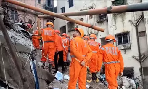 बड़ा हादसा: अपार्टमेंट का एक हिस्सा ढहने से 2 की मौत, रेस्क्यू ऑपरेशन जारी बड़ा हादसा: अपार्टमेंट का एक हिस्सा ढहने से 2 की मौत, रेस्क्यू ऑपरेशन जारी