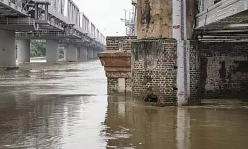 यमुना नदी खतरे के निशान को पार कर गई, Delhi में बाढ़ की चेतावनी जारी यमुना नदी खतरे के निशान को पार कर गई, Delhi में बाढ़ की चेतावनी जारी