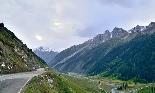 ज़ोजिला में भूस्खलन के कारण श्रीनगर-लद्दाख राजमार्ग बंद ज़ोजिला में भूस्खलन के कारण श्रीनगर-लद्दाख राजमार्ग बंद