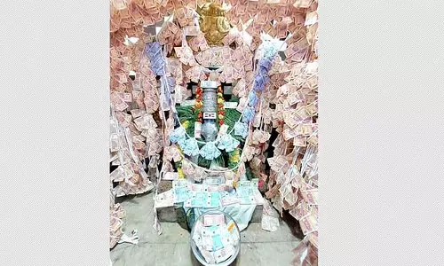 Tamil Nadu : एलेला सिन्हा विनायककर को 15 लाख के नोटों से सजाया गया Tamil Nadu : एलेला सिन्हा विनायककर को 15 लाख के नोटों से सजाया गया