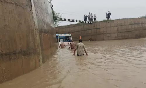 टोहाना के पास अंडरपास पर पानी में फंसी Haryanaरोडवेज की बस, पुलिस ने 25 यात्रियों को बचाया