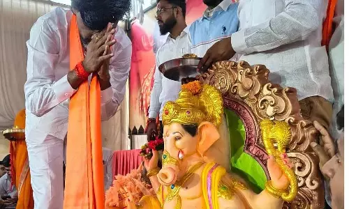 मराठा आरक्षण कार्यकर्ता गणपति बप्पा का आशीर्वाद लेने हजारों समर्थकों के साथ मुंबई रवाना