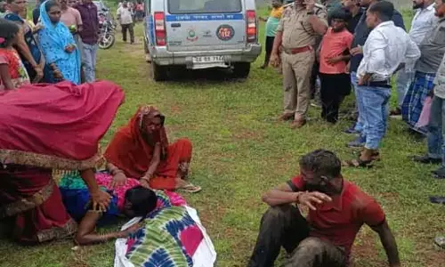 बाउंड्रीवाल के पास दौड़ रही थी करंट, चपेट में आए किशोर की मौत