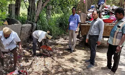 Karnataka : कचरा साफ करने वाले अधिकारी Karnataka : कचरा साफ करने वाले अधिकारी
