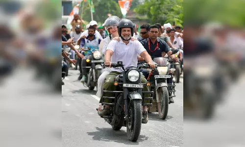 राहुल गांधी ने वोटर अधिकार यात्रा में फिर चलाई बुलेट, पीछे बैठीं प्रियंका गांधी वाड्रा राहुल गांधी ने वोटर अधिकार यात्रा में फिर चलाई बुलेट, पीछे बैठीं प्रियंका गांधी वाड्रा
