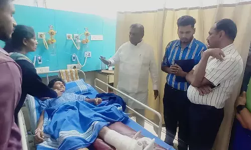 Devanahalli : मंच गिरने से तीन छात्र घायल Devanahalli : मंच गिरने से तीन छात्र घायल
