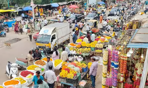 त्यौहारी खरीदारी की भीड़: यातायात जाम त्यौहारी खरीदारी की भीड़: यातायात जाम