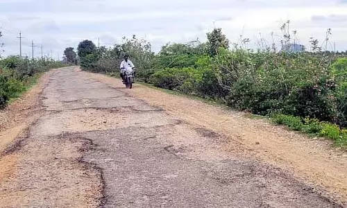 पावागढ़ क्षतिग्रस्त सड़क; लोग संकट में पावागढ़ क्षतिग्रस्त सड़क; लोग संकट में