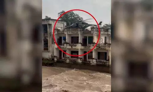 सेना ने पंजाब के बाढ़ग्रस्त गांव से 25 CRPF जवानों और नागरिकों को बचाया सेना ने पंजाब के बाढ़ग्रस्त गांव से 25 CRPF जवानों और नागरिकों को बचाया