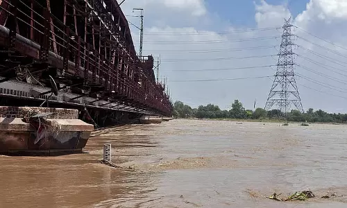 Delhi: यमुना का जलस्तर चेतावनी के पार, शाम तक खतरे के निशान को छूने की आशंका
