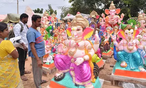 Kolar : गणेश जी के स्वागत के लिए सड़कों पर तैयारियां चल रही हैं Kolar : गणेश जी के स्वागत के लिए सड़कों पर तैयारियां चल रही हैं