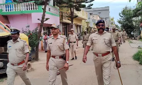 Malur : पुलिस सड़क पर गश्त कर रही है Malur : पुलिस सड़क पर गश्त कर रही है